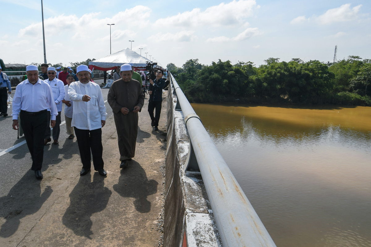 祷告仪式顺利结束，大臣纳苏鲁丁（前左2）巡察大桥，并提出增强防止跳河的装置。