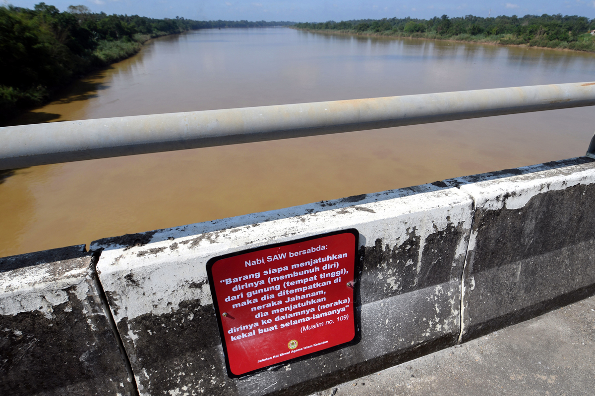 大桥上已装上了防止跳河自杀的警惕，红色警示板非常显眼。