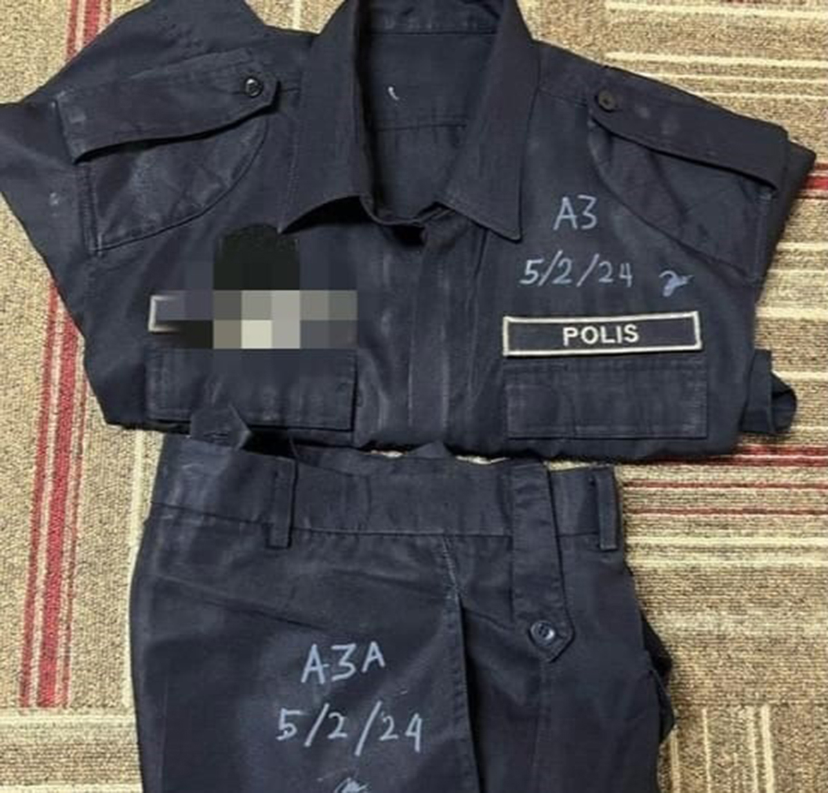 警方在取缔行动中，充公一套警察制服。（照片由警方提供）