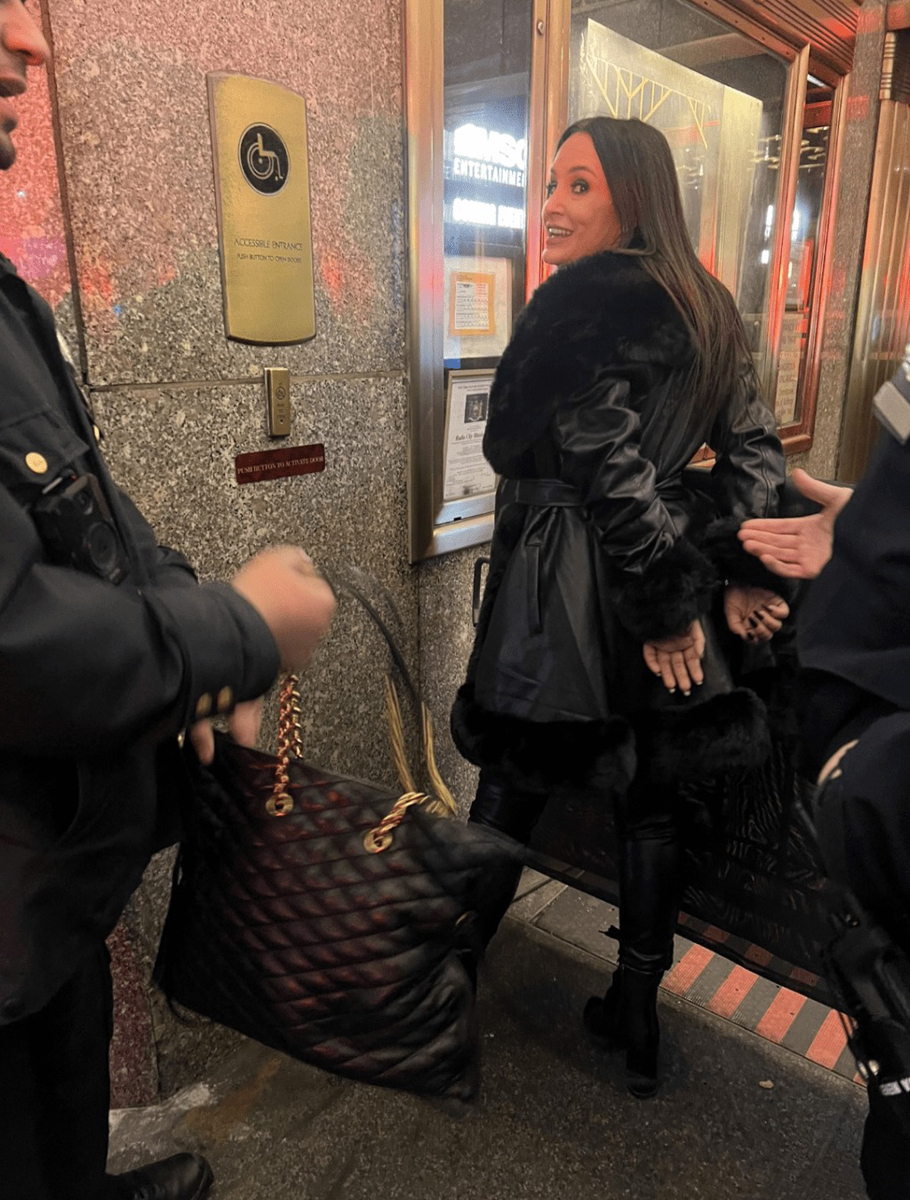 美国前AV女优丽莎周日在纽约看脱口秀时，因被指使用了手机，被4名警察用手铐拖出剧院，事件引起争议。