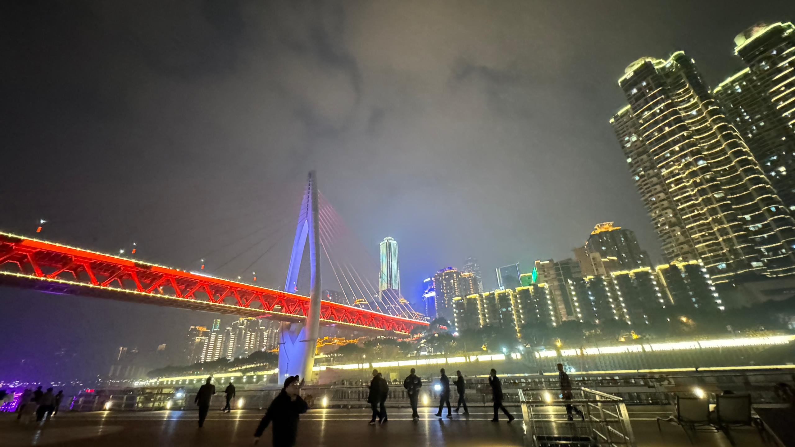 ■船只在重庆朝天门码头开出之后，举世闻名的重庆夜景目不暇看，长江三峡真是缤纷又精彩！
