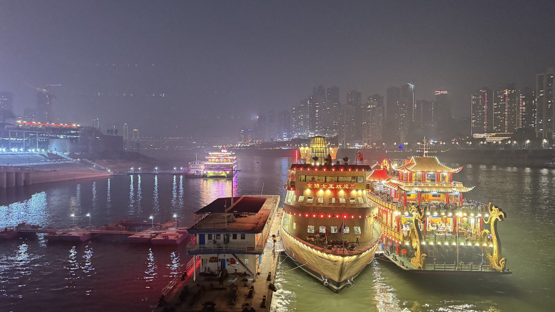 ■在重庆长江河域，夜游长江是必须一试的旅游活动。