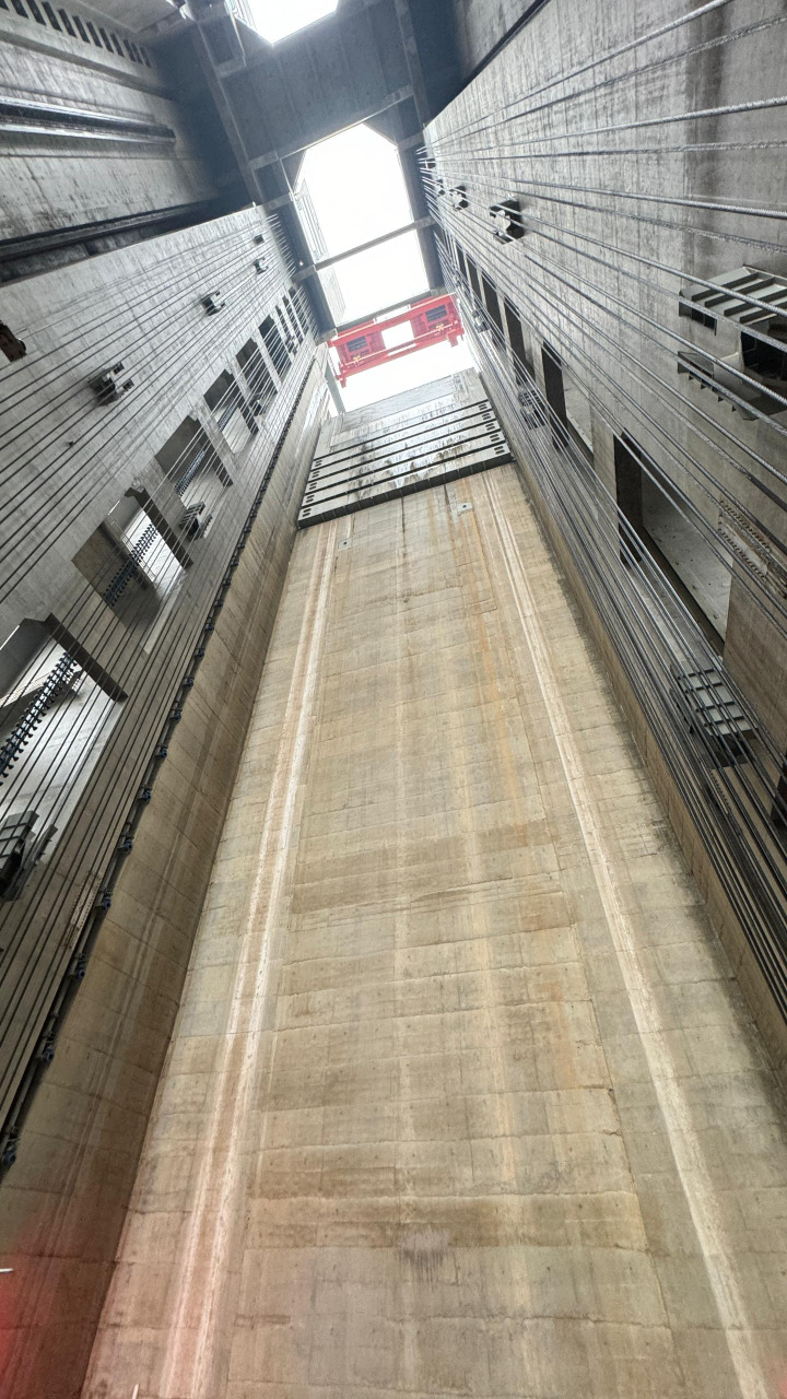 ■宜昌长江大水坝的“游轮电梯”，升降170米，是目前世界之最；堪称中国神器。