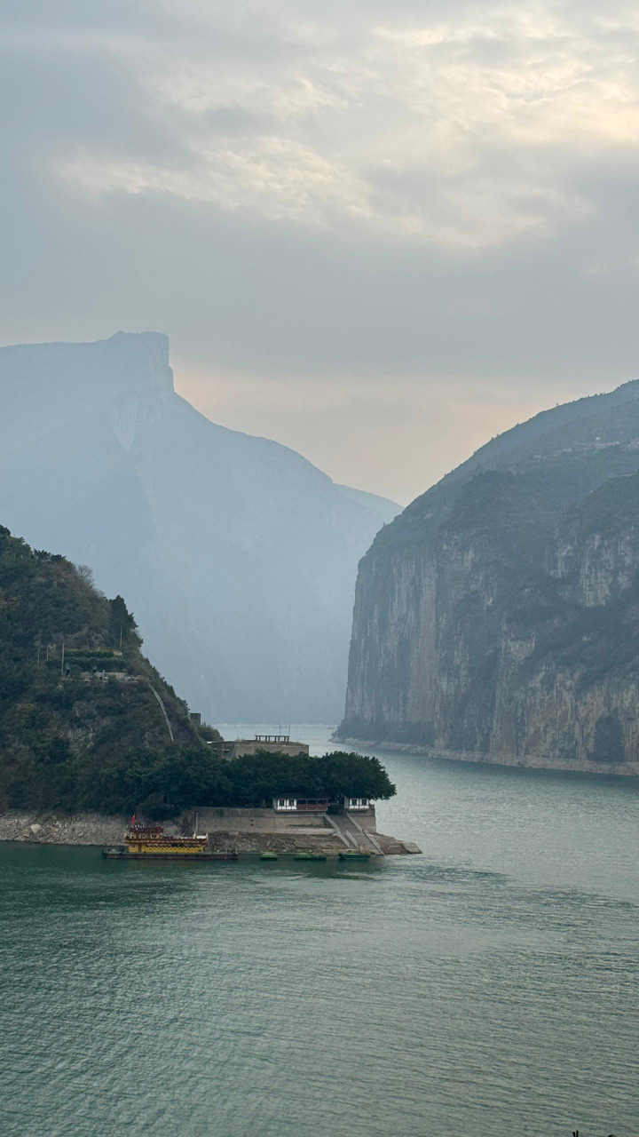 ■瞿塘峡：长江三峡之一，也是中国十块钱纸钞上的图案，由此可见瞿塘峡的显著地位吧！