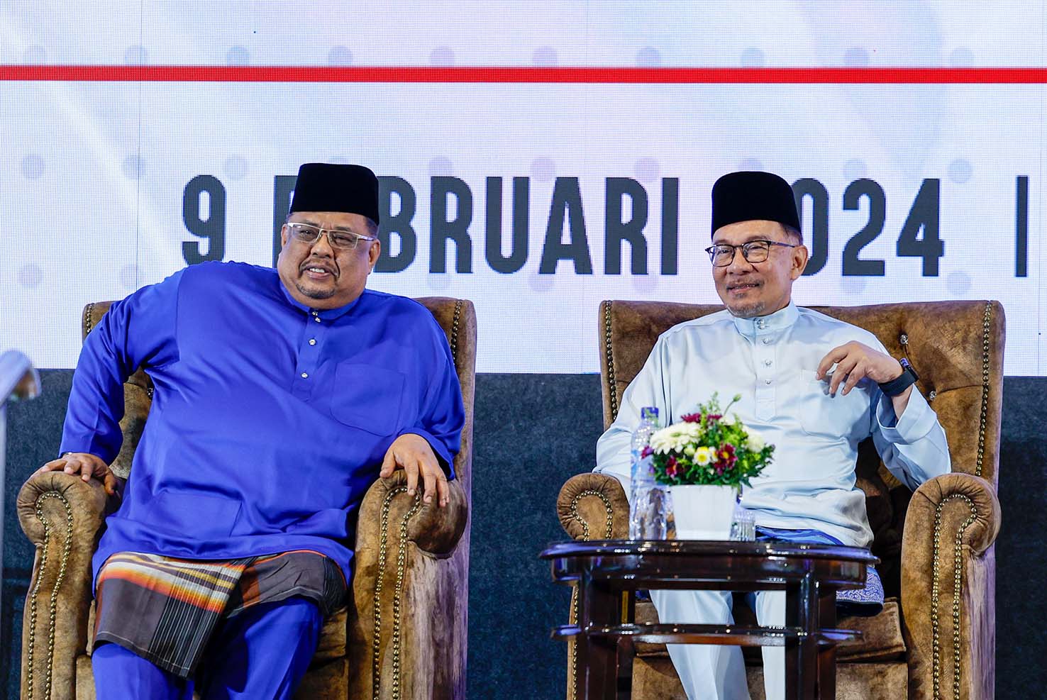MELAKA, 9 Feb -- Perdana Menteri Datuk Seri Anwar Ibrahim (kanan) bersama Ketua Menteri Melaka Datuk Seri Ab Rauf Yusoh pada Majlis Perjumpaan Bersama Penjawat Awam Melaka di Pusat Dagangan Antarabangsa Melaka (MITC) Ayer Keroh, hari ini.

--fotoBERNAMA (2024) HAK CIPTA TERPELIHARA