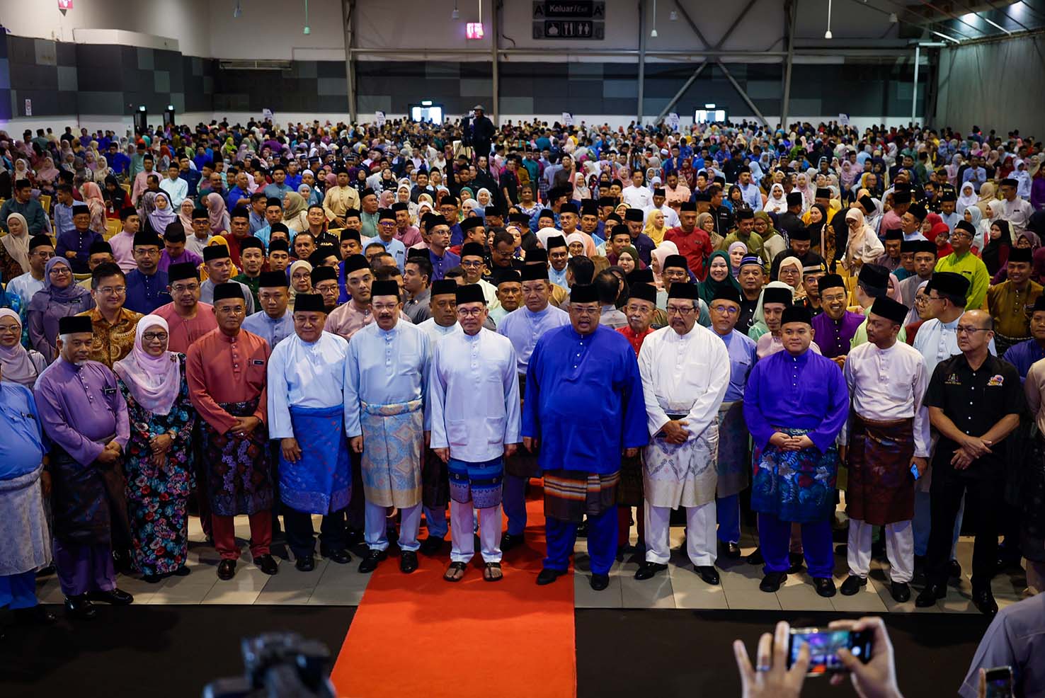 MELAKA, 9 Feb -- Perdana Menteri yang juga Menteri Kewangan Datuk Seri Anwar Ibrahim (tengah) meluangkan masa bergambar kenangan bersama penjawat awam yang hadir pada Majlis Perjumpaan Bersama Penjawat Awam Melaka di Pusat Dagangan Antarabangsa Melaka (MITC), Ayer Keroh, hari ini.

--fotoBERNAMA (2024) HAK CIPTA TERPELIHARA