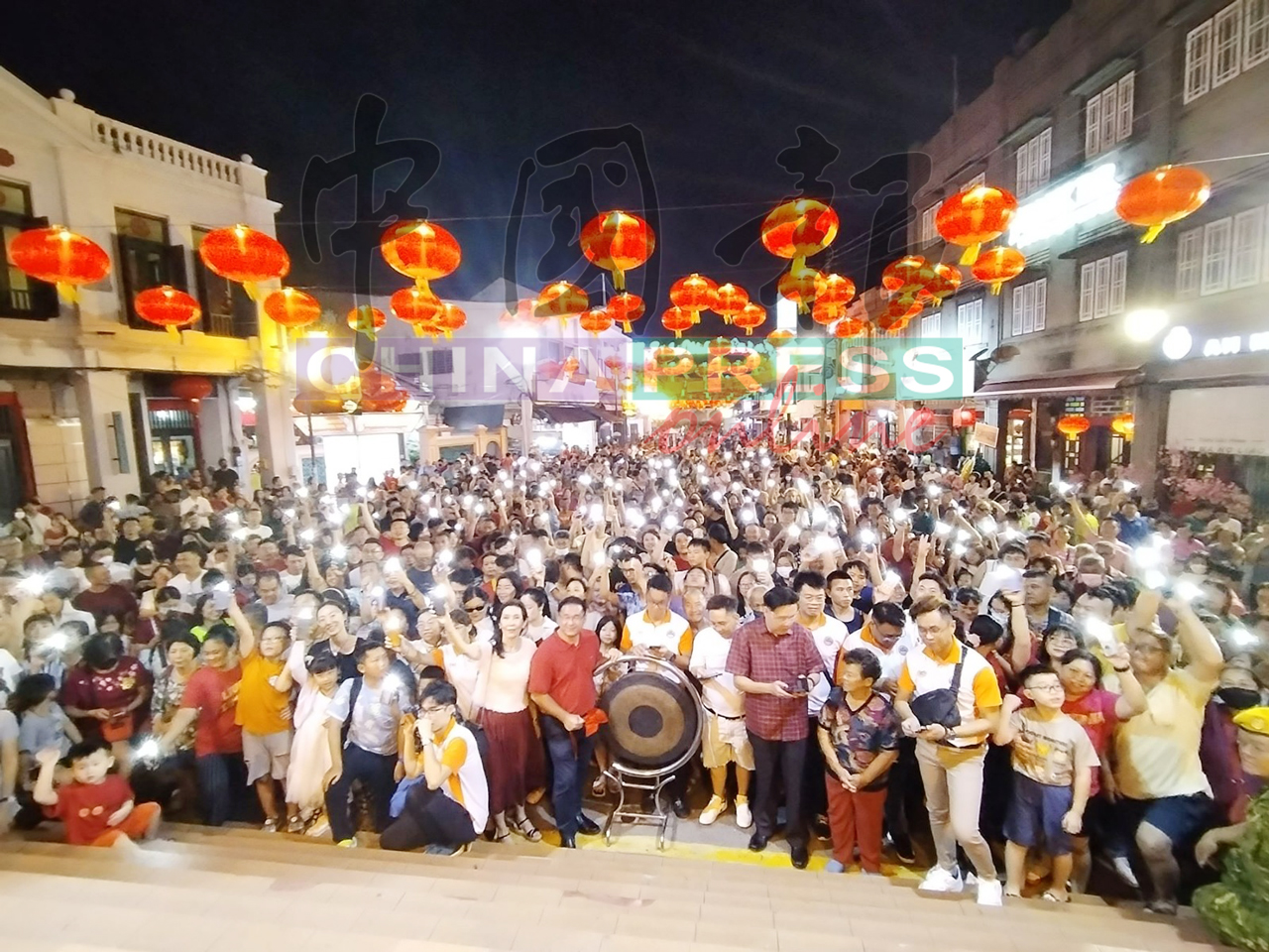 璀璨烟花与炮竹声 鸡场街数千人齐聚迎龙年