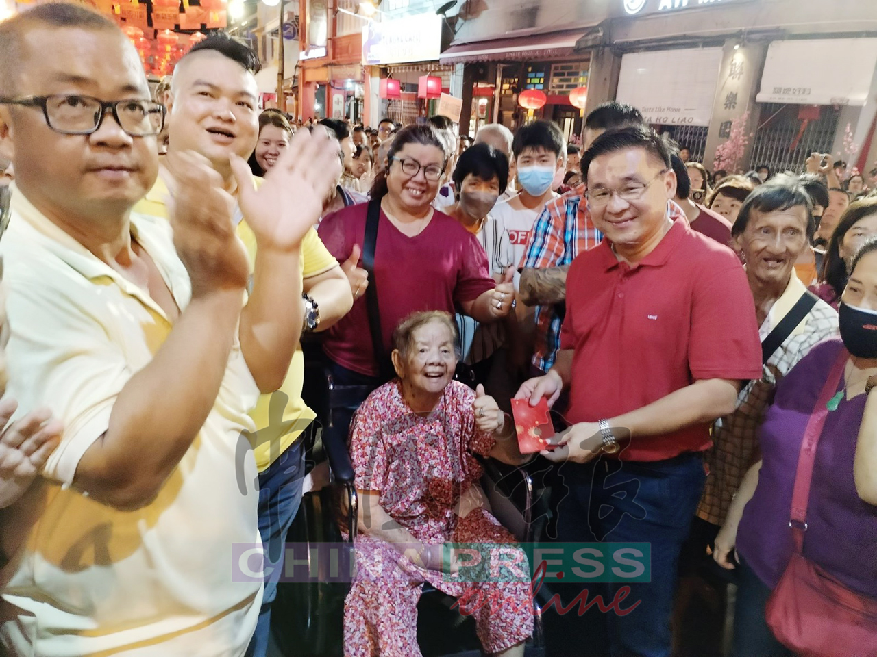 璀璨烟花与炮竹声 鸡场街数千人齐聚迎龙年