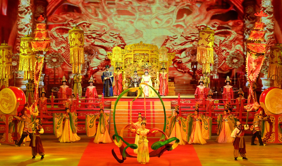会“跑”的实景演艺－－2月11日正值农历大年初二，在中国西安浐灞国际港华夏文旅大剧院内《驼铃传奇》实景歌舞演艺秀现场，观众在精美的舞美设计和演员的精湛表演中，追寻古丝绸之路上驼队的踪迹，感受大唐文化和西域风情。（新华社）
