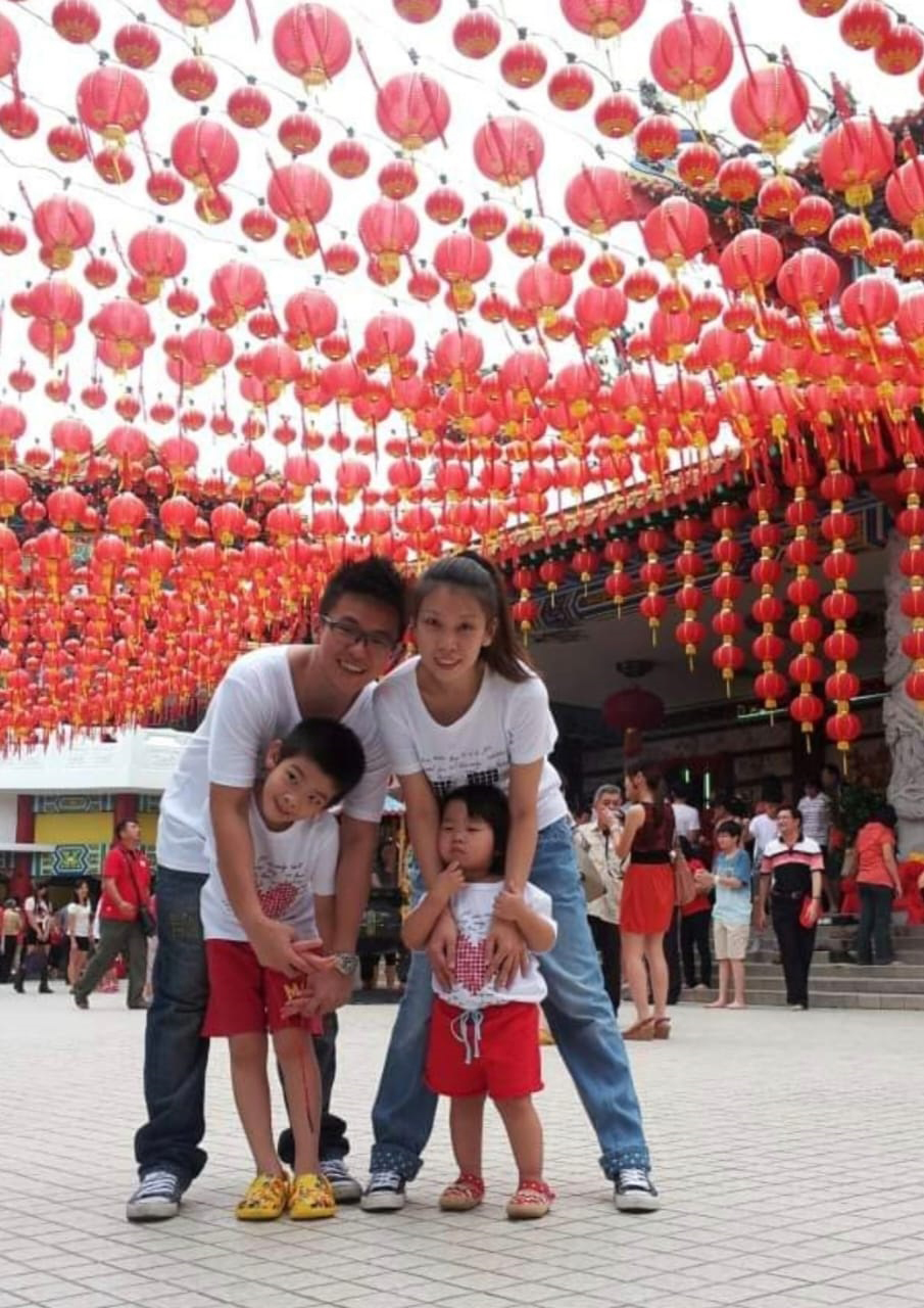 黄芳与殷沛扬（后排左）是大学同学，再相恋并组织了一个幸福家庭。