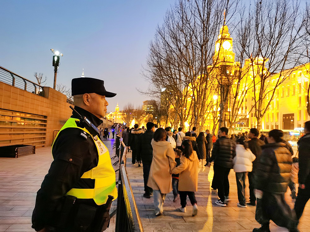 上海外滩 春节迎大客流 黄浦警方全员上岗