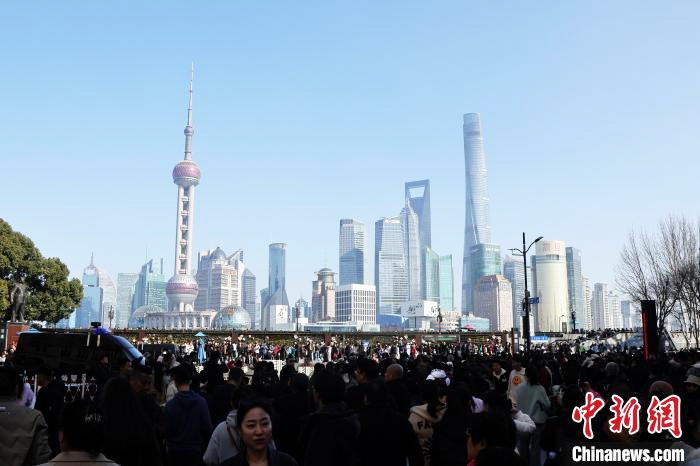 上海外滩 春节迎大客流 黄浦警方全员上岗