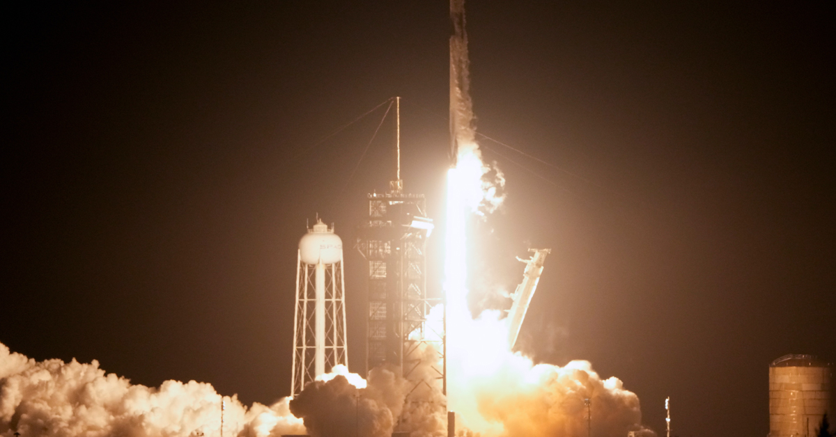 SpaceX于周四顺利发射搭载月球探测器的猎鹰9号火箭。
