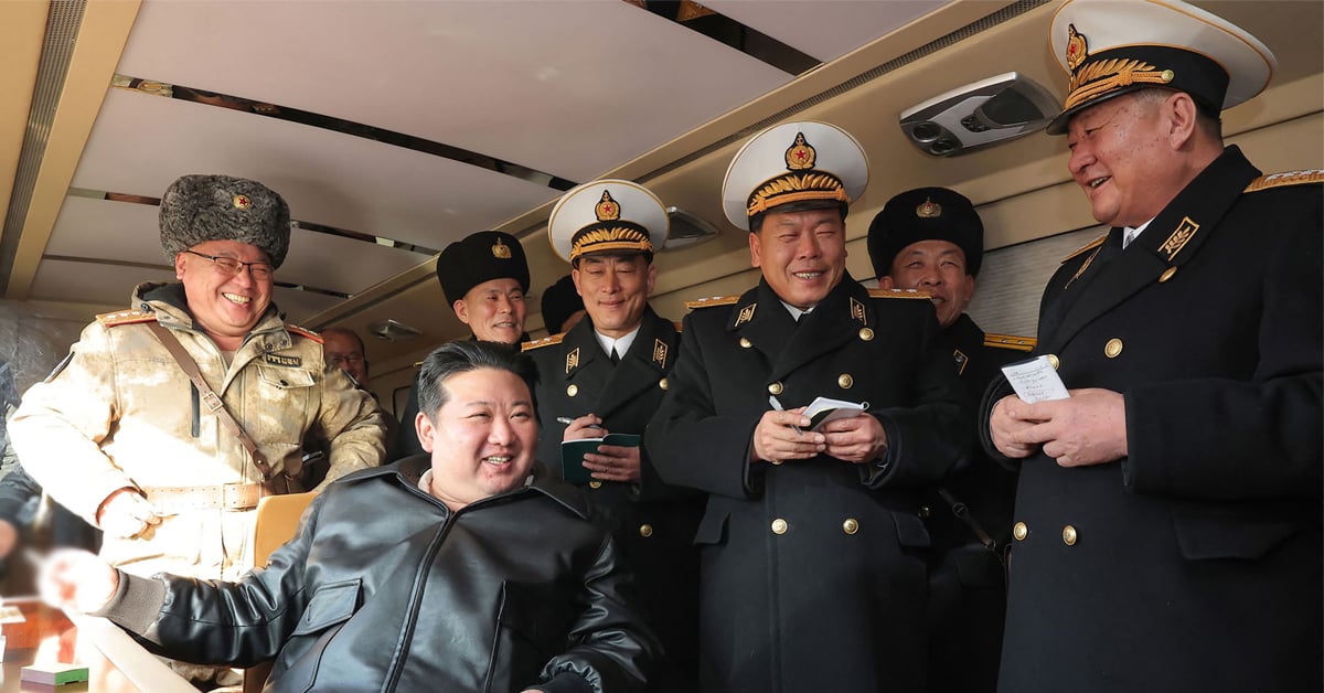 朝中社星期四（2月15日）发布的照片显示，朝鲜领袖金正恩（前排坐着）星期三（14日）指导“鱼鹰-6”型海军新型地对舰导弹的验收试射工作。