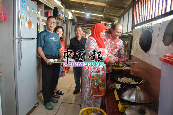 东姑祖布里夫妇（右1及2）亲手烹煮年菜，左起为陈法强夫妇及莫哈末夫艾。