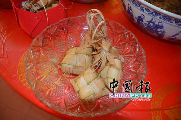 拉茜达亲手制作的传统马来粽。