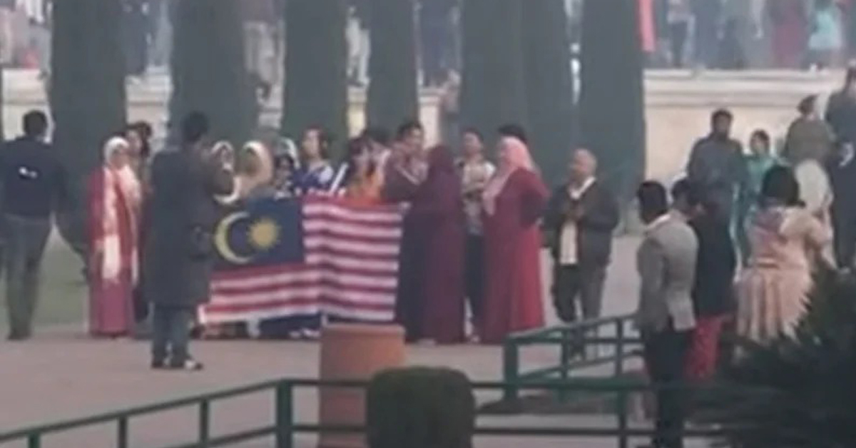 6名大马女子在泰姬陵展现大马国旗，违反泰姬陵的规定。