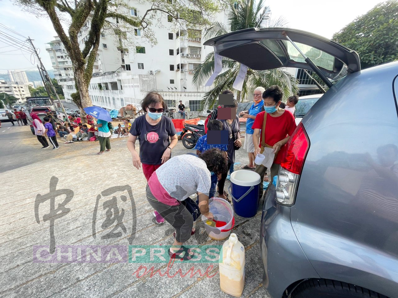 穆斯林到天公坛下 布施食物给丐帮