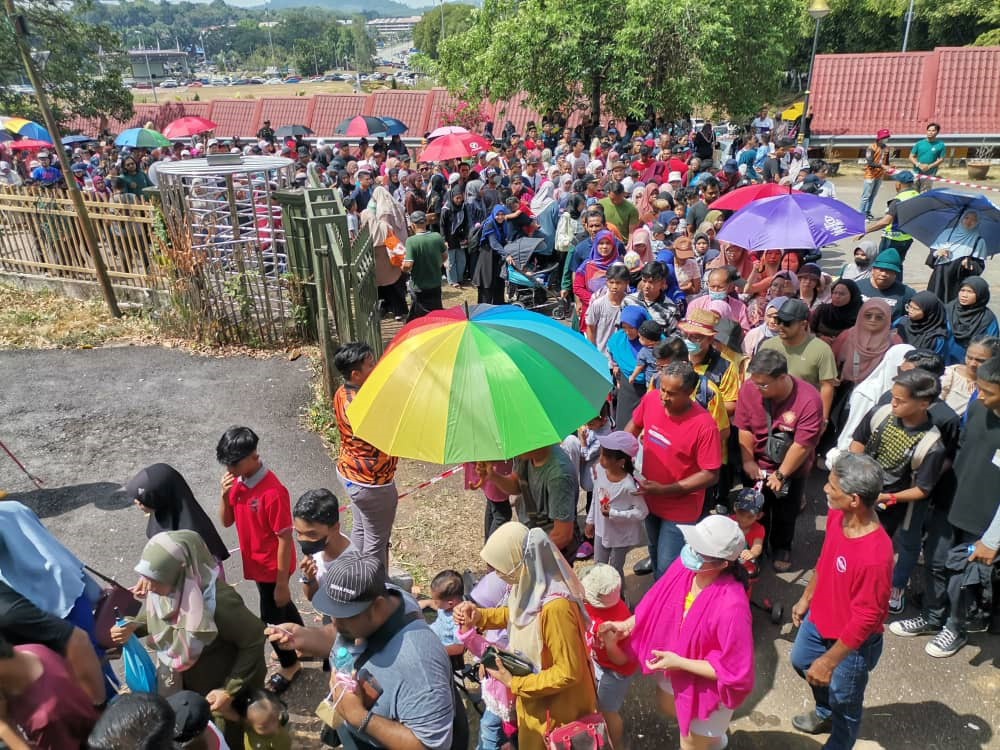 马六甲动物园排队的人潮超过半公里。