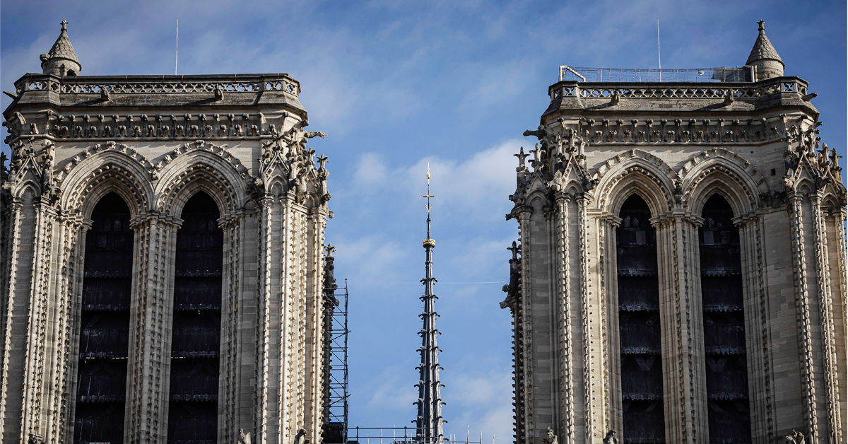 巴黎圣母院大教堂尖顶周围的脚手架，上周六拆除。（美联社）
