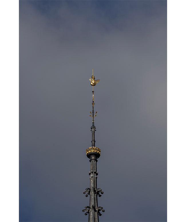 巴黎圣母院标志性的尖塔和金鸡。（美联社）