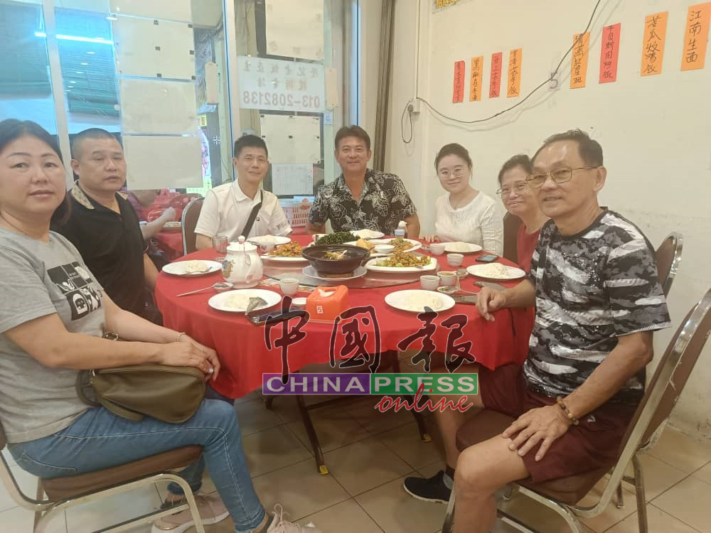 杨政隆（中）及妻子杨崃丽（左）与大马亲属，于今年1月初，招待两名到访关丹的中国姑表弟（左2起） 。