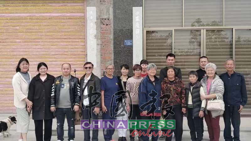 杨崃丽（左）于去年12月，陪同6名长辈，到中国南安探亲。