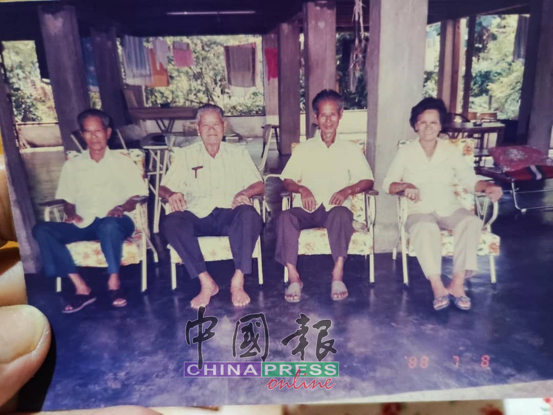 杨丕助（左2）与两名来自中国福建省南安市塘山村的堂兄弟，与嫁到印尼的妹妹，于70年代在关丹相聚。