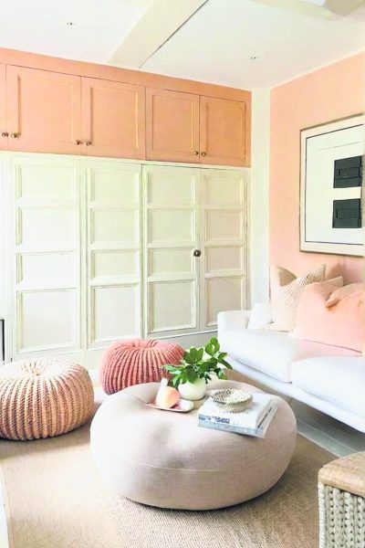 柔和桃色与白色相间的衣柜，避免空间过于单调，也是色彩配搭灵活运用。
