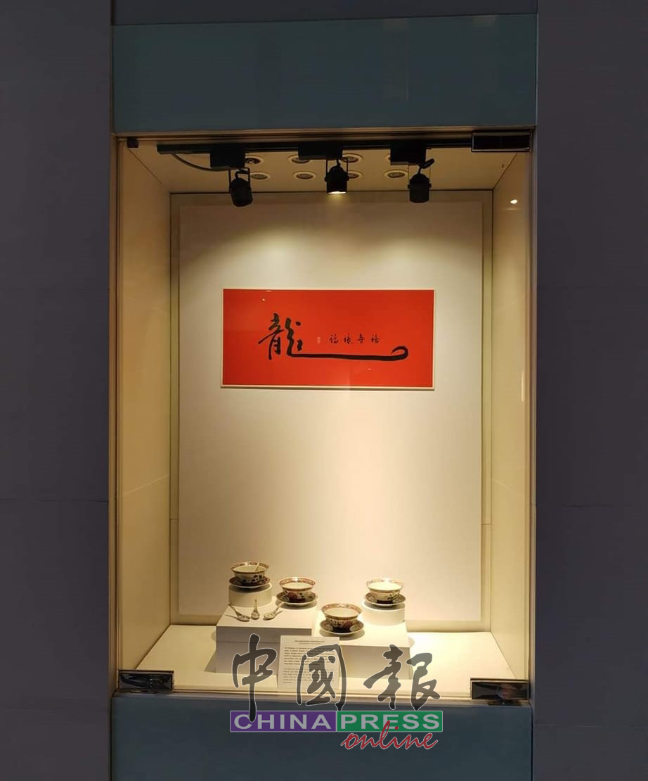曾昭智的其中一幅龙年春联在国家博物馆展出。