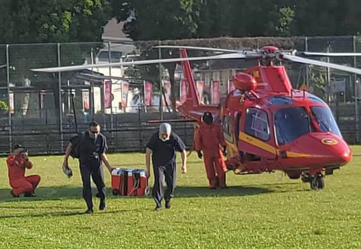 马六甲中央医院医务人员，带着捐献的器官乘消拯直升机达吉隆坡医院。（图取自消拯局空中救援行动队面子书）