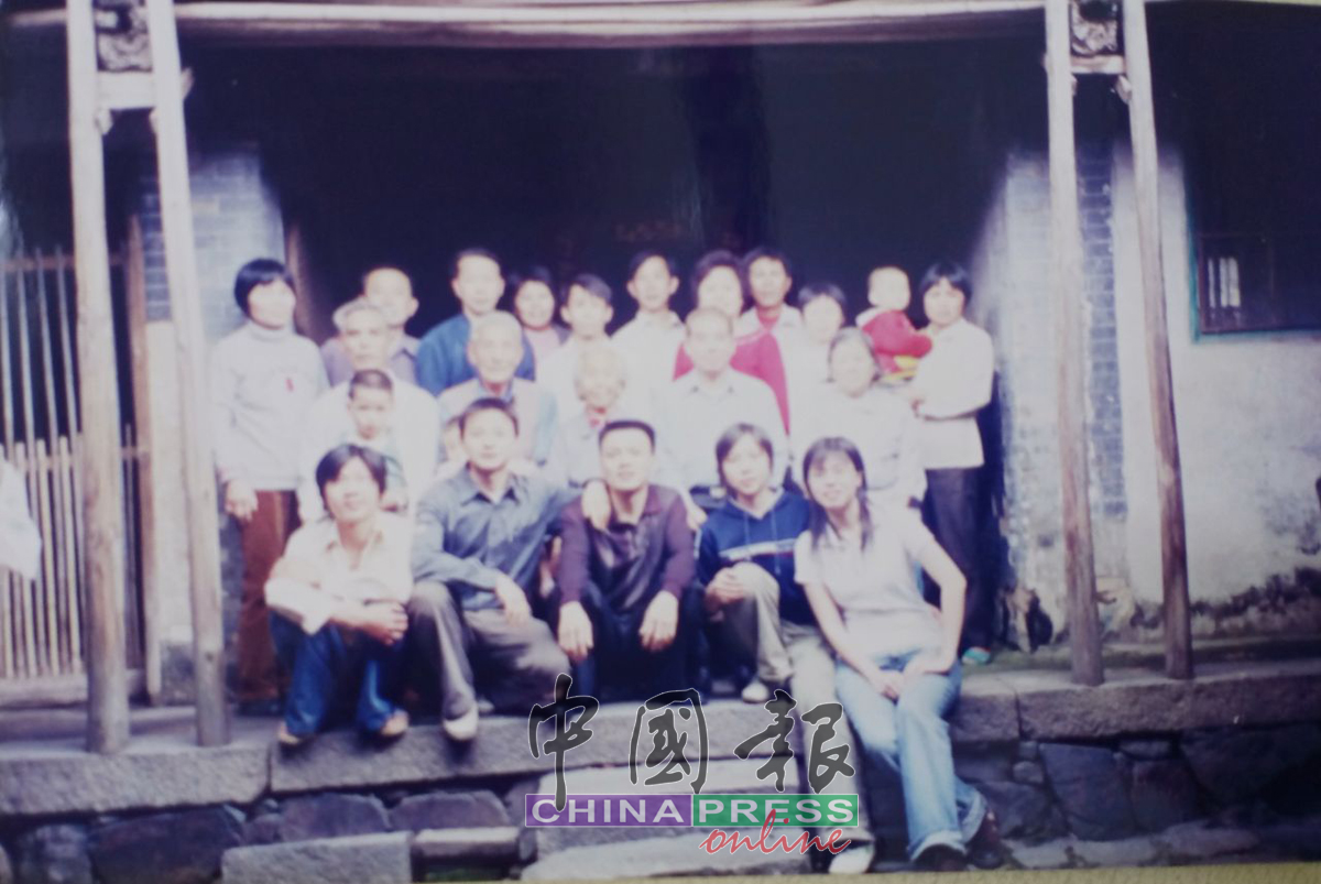 2003年在女儿的穿针引线下，赖君石与妻子第一次展开中国探亲之旅。