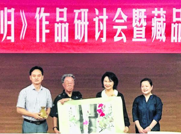 作者（右2）把钟先生送她的画捐赠给中国现代文学馆，由王蒙先生（左2）见证。