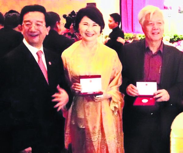 最左是中国前驻马特命全权黄惠康大使，颁发“中马友谊纪念章”给我们。