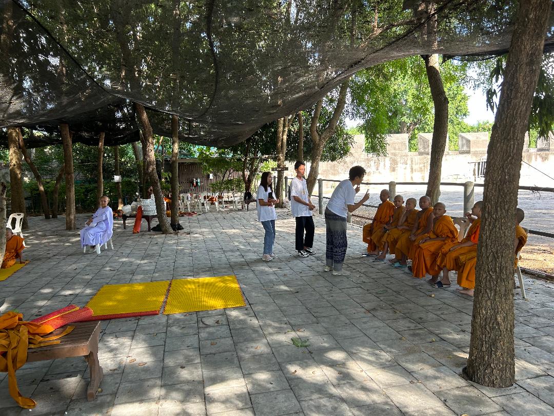 ■一进入寺庙园区 可见到许多的小沙弥在上课听讲，非常可爱逗趣。