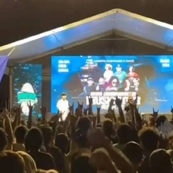 销售嘉年华会穿插演唱会环节，青少年在舞台跳起摇摆舞的短视频广传引发争议 。