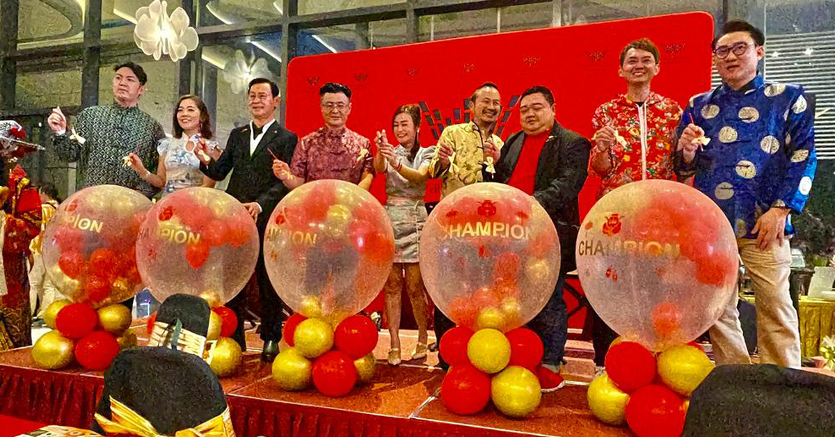 张孙通（左4起）、欧小瑗及7位联合署理主席一起为“冠军之夜”主持开幕仪式。