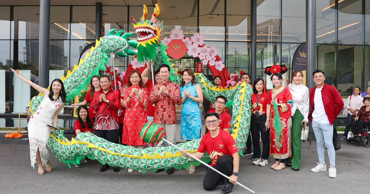 吉隆坡康健之城在元宵节庆祝活动上，与嘉宾共同祝贺各界新年进步。中排站立者左起为阿马嘉帕、郭素沁、吉隆坡康健之城董事总经理拿督李顺树医生、董事拿汀潘吇溱，前蹲者为张孙通。