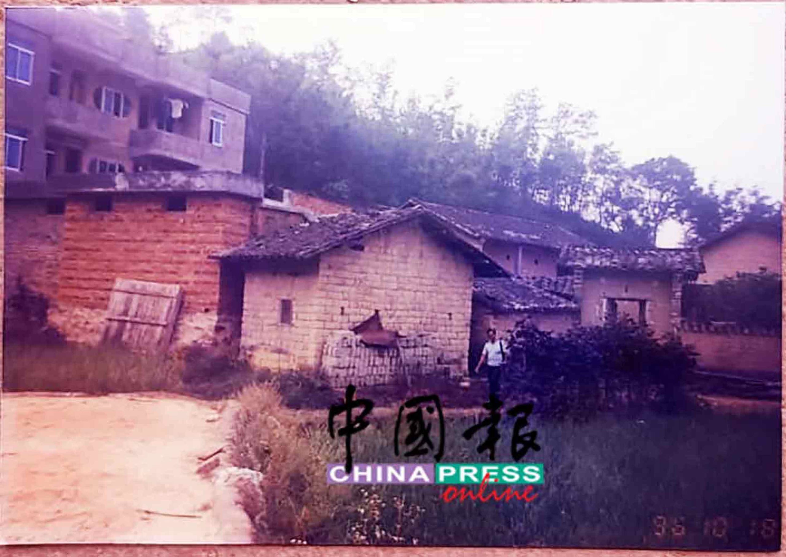 雷占洲在1996年回乡，拍下祖乡的老家情景，屋子是用泥砖做材料。