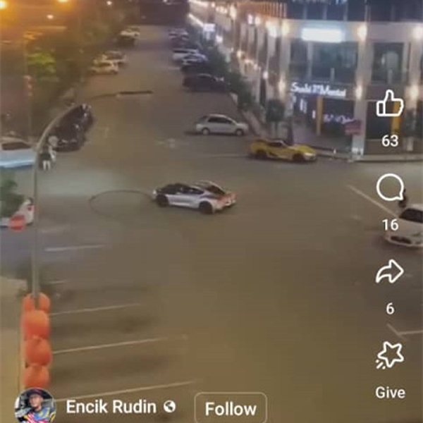 跑车司机企图耍帅，展示自己的漂移技术。