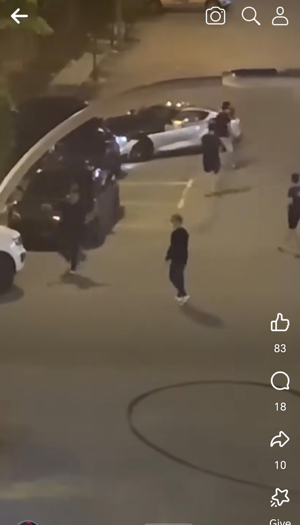 漂移失败，跑车失控撞向停放在路边的车辆。