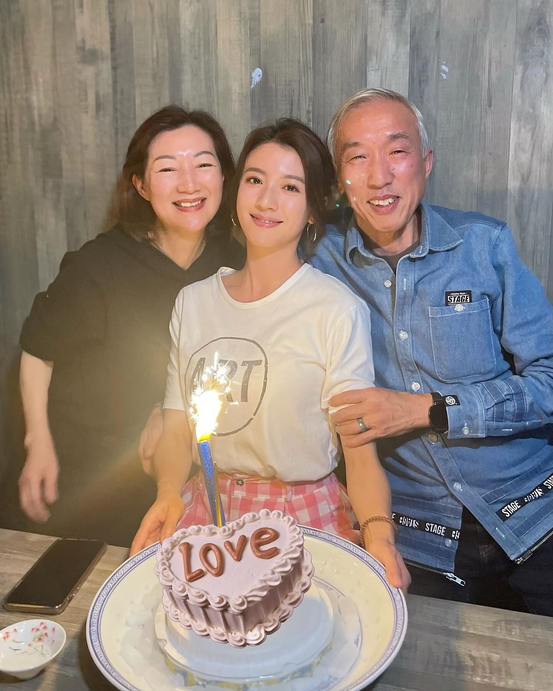 蔡思贝与家人一同庆祝33岁生日。