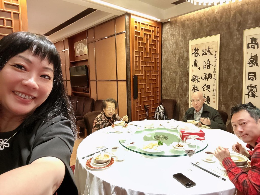 黎耀祥带太太、岳父、岳母外出吃饭，来个double dating。
