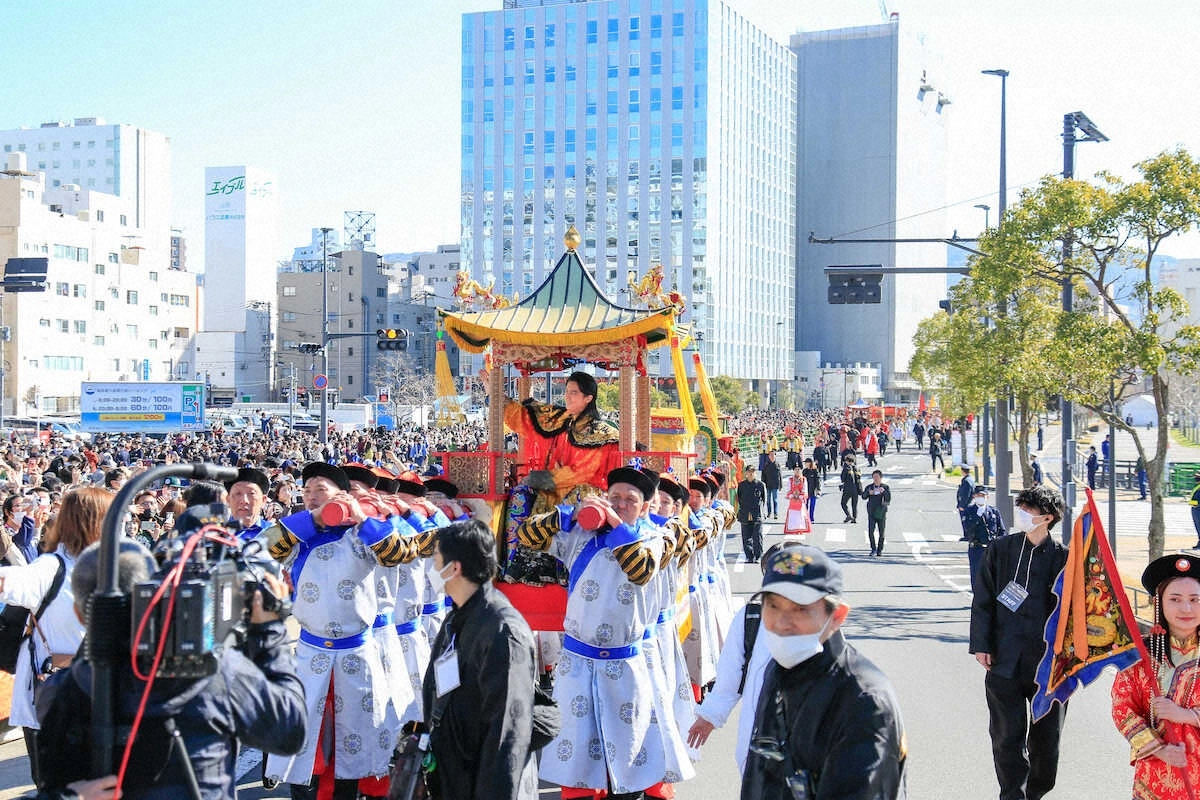 福山雅治搭乘大轿。