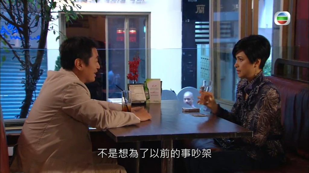 邵美琪和邓梓峰当年在《珠光宝气》上饰演一对离婚夫妇。