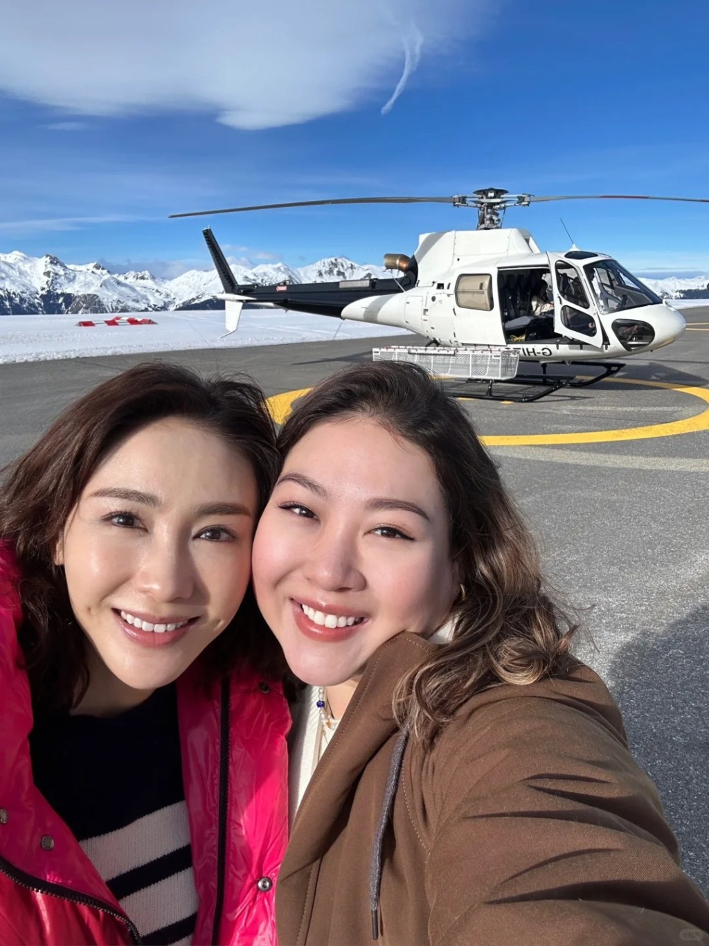 曾昭怡与黎姿包直升机高空赏雪景。