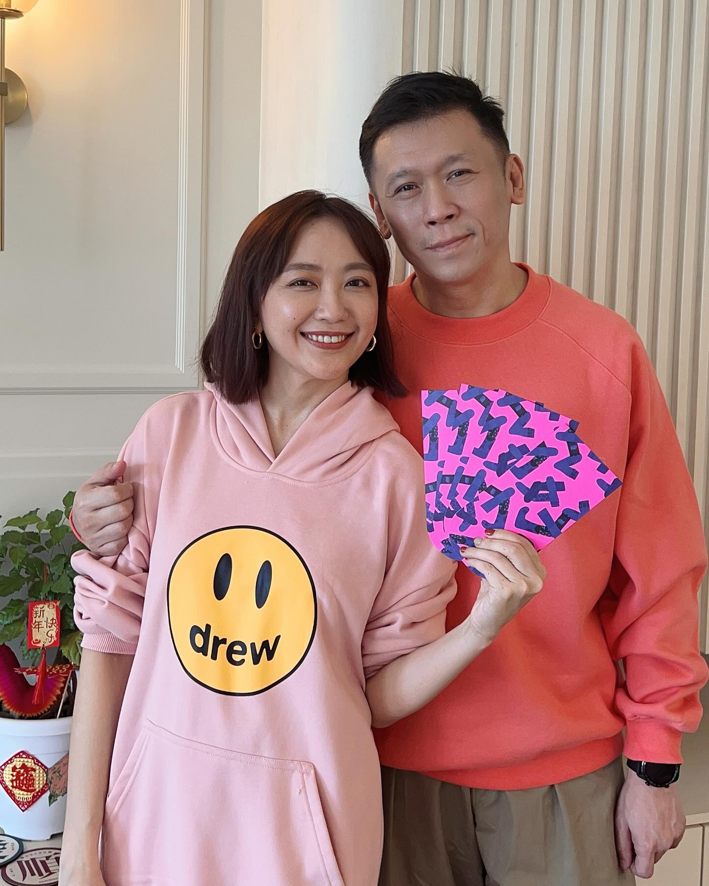 去年底正式结婚的李欣怡与周若鹏，今年第一年红包。