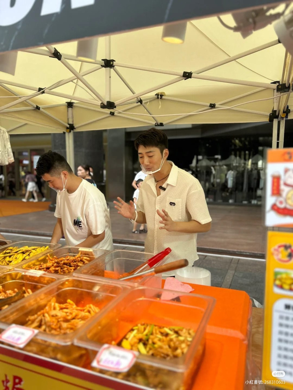 蔡淇俊在广州摆档卖鸡脚，吸引不少粉丝到场打卡。
