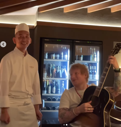 Ed Sheeran对着厨师自弹自唱《Perfect》。（视频截图）
