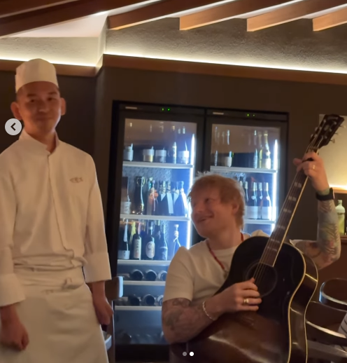 视频可见Ed Sheeran心情大好，该名厨师也站在其身旁跟着哼唱。（视频截图）